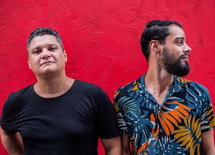 Apresentando-se como uma “banda de bolso”, o Duo Severino aposta num repertório versátil (Foto: Divulgação)