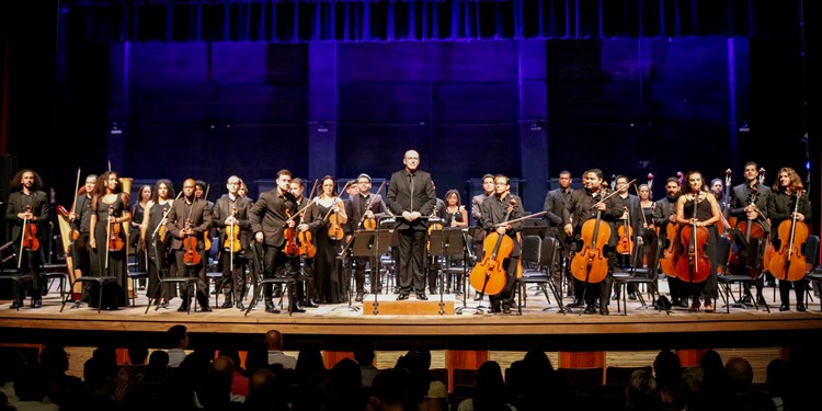 Orquestra Sinfônica do Espírito Santo, sob regência do maestro titular Helder Trefzger (Foto: Lorenzo Savergnini)