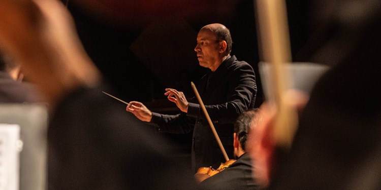 Helder Trefzger atua há mais de 30 anos como maestro titular da Oses (Foto: Divulgação)