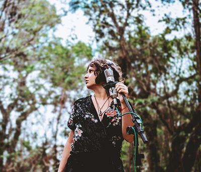 A multi-instrumentista, compositora e produtora musical Gabi Terra se apresenta no evento.