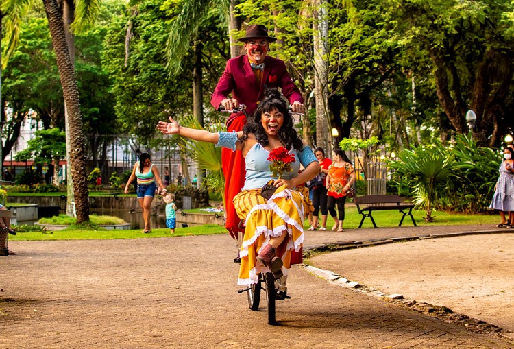 Amora Gasparini e Carlitos Cachoeira, no espetáculo “Os ciclistas excêntricos” (Foto: Divulgação)
