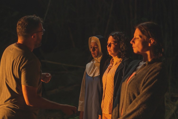 O diretor, Renan Amaral, com as atrizes no set (Foto: Divulgação)