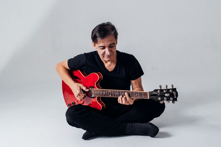 O guitarrista e compositor Gean Pierre apresenta o show “Caieiras” (Foto: Mariana Garcia)