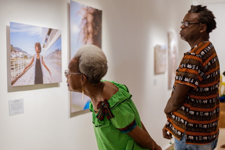 Visitantes durante a abertura da exposição, na Galeria Homero Massena (Foto: Thais Gobbo)