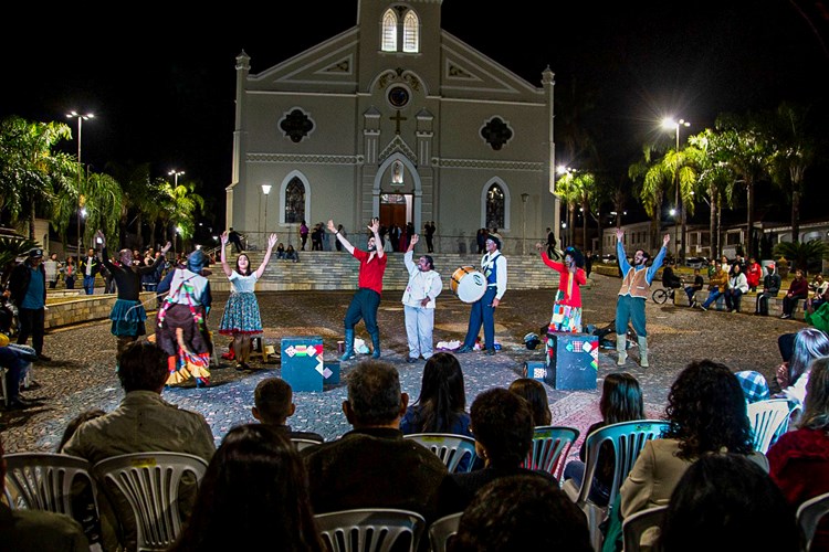 Espetáculo faz adaptação livre da tradição nordestina, com elementos da cultura capixaba (Foto: Pietro Garibaldi)