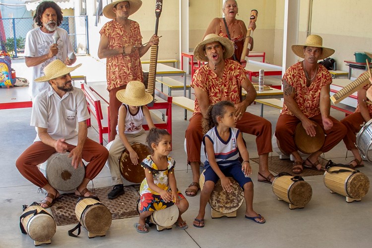 Apresentação na escola Maria Emelina Mascarenhas, na Barra do Jucu, em Vila Velha (Foto: Silvia Mantovani)