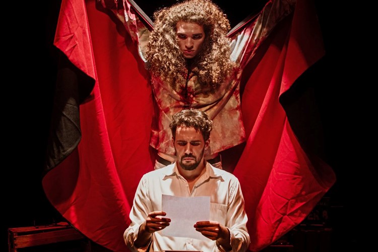 Os atores Max Goldner e Alex Bonini no espetáculo “Os Últimos Dias de Paupéria” (Foto: Divulgação)