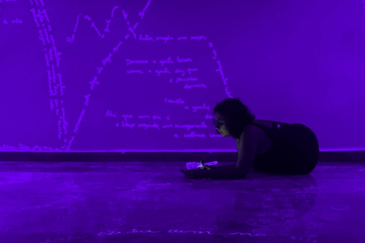 Com a exposição, a galeria se torna um espaço de acolhimento e de fraturas (Foto: Ana Paula Sial)