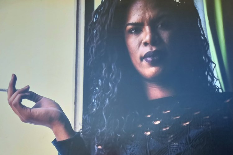 A exposição “Transpotências” reúne 39 fotografias com um olhar cotidiano sobre mulheres transexuais