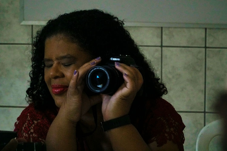 Geovana Santos, participante da Escola de Fotógrafos Cegos (Foto: Alberto Contarato)