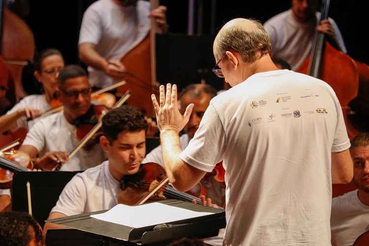 A regência do concerto é do maestro titular da Oses, Helder Trefzger (Foto: Lorenzo Savergnini)