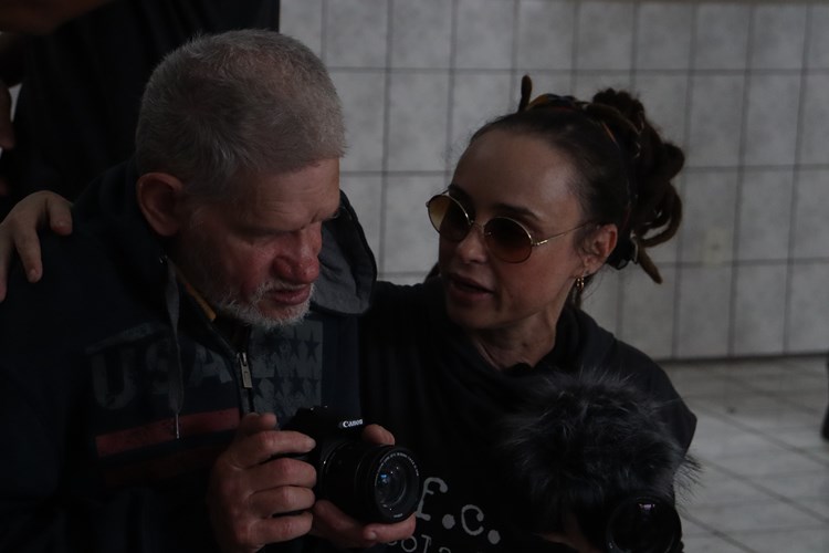 Rejane Arruda e o fotógrafo cego Antonio Fadini (Foto: Cia Poéticas da Cena Contemporânea)