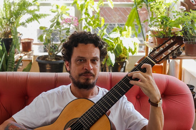 O músico Fabio do Carmo se apresenta com um repertório de violão instrumental (Foto: Divulgação)