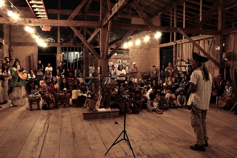 Coral Guarani Tape Retxaka, de Aracruz, se apresenta no Armaz&eacute;m Multiverso, em Patrim&ocirc;nio da Penha.