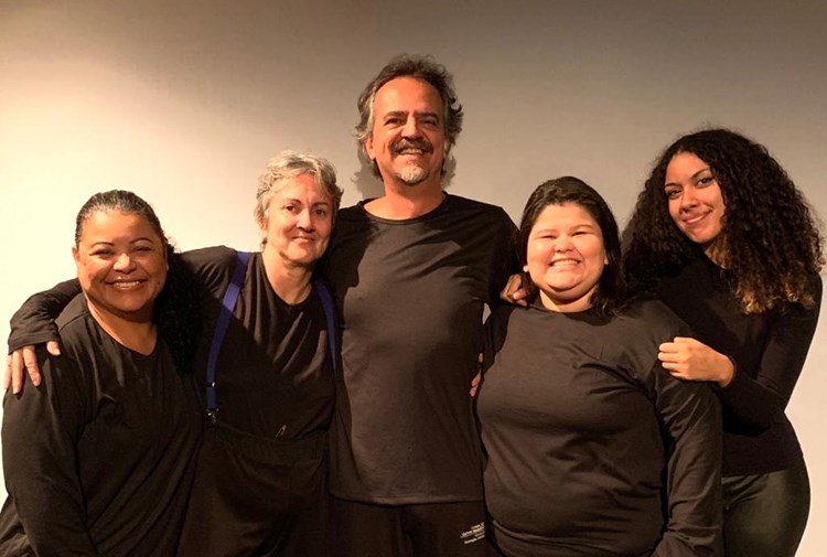 O espetáculo conta com o elenco fixo do Grupo de Teatro Rerigtiba (Foto: Sheila Bressan)