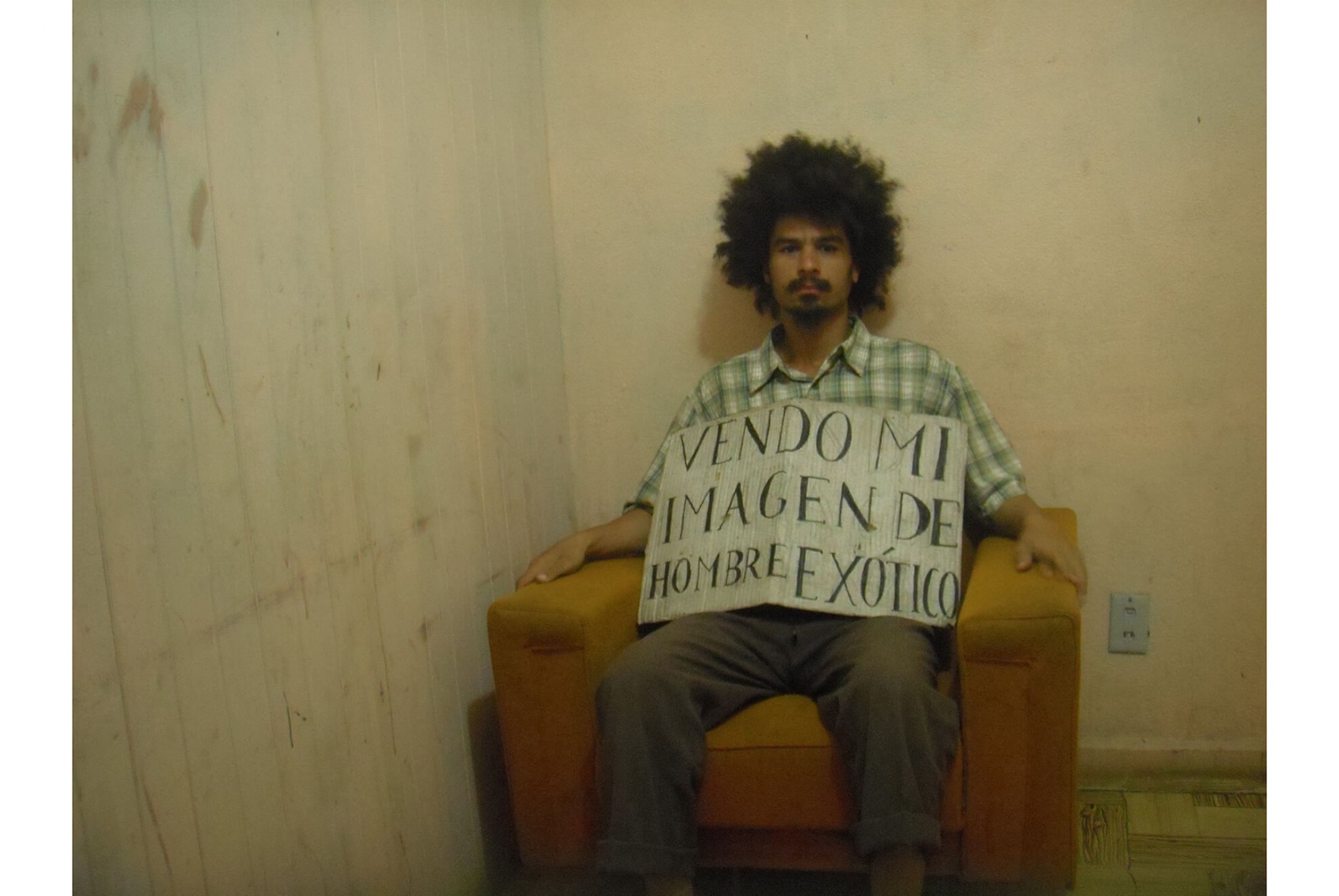 Paulo Nazareth -  sem título -  da série Notícias de América -  2011