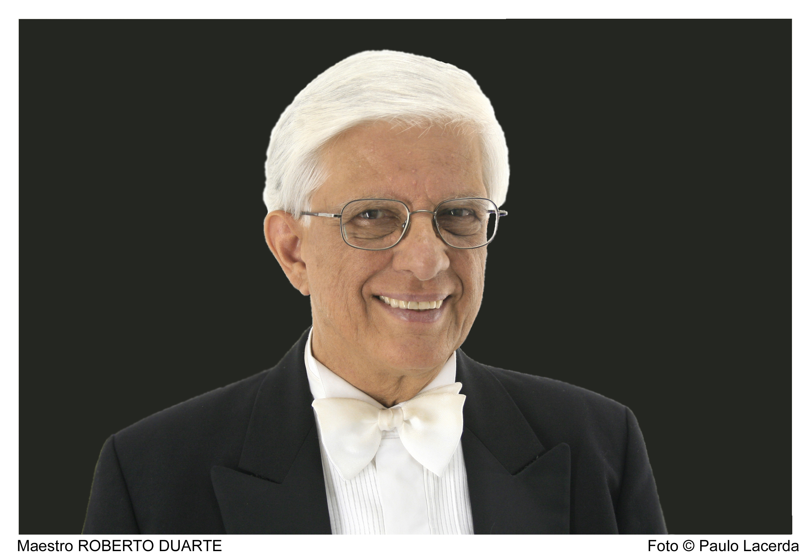 Roberto Duarte com fundo preto