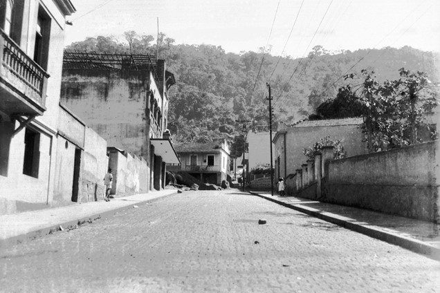 Aspecto parcial da Rua Sete de Setembro. Centro de VitóriaES. Fundo Serviço de Cinema -  Rádio e Teatro Educativos. Data13081946(2).