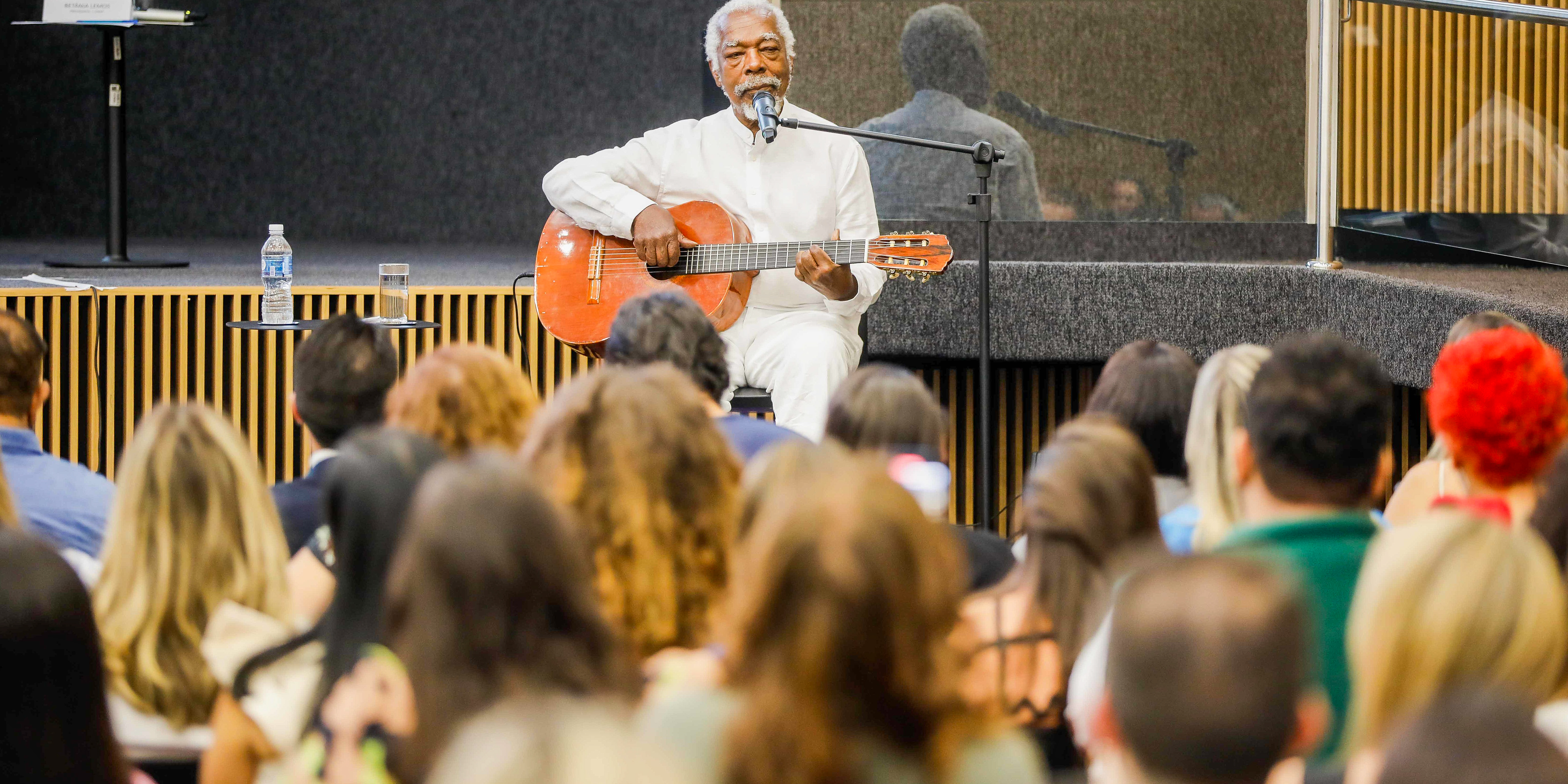 O cantor e compositor Mateus Aleluia se apresentou na abertura