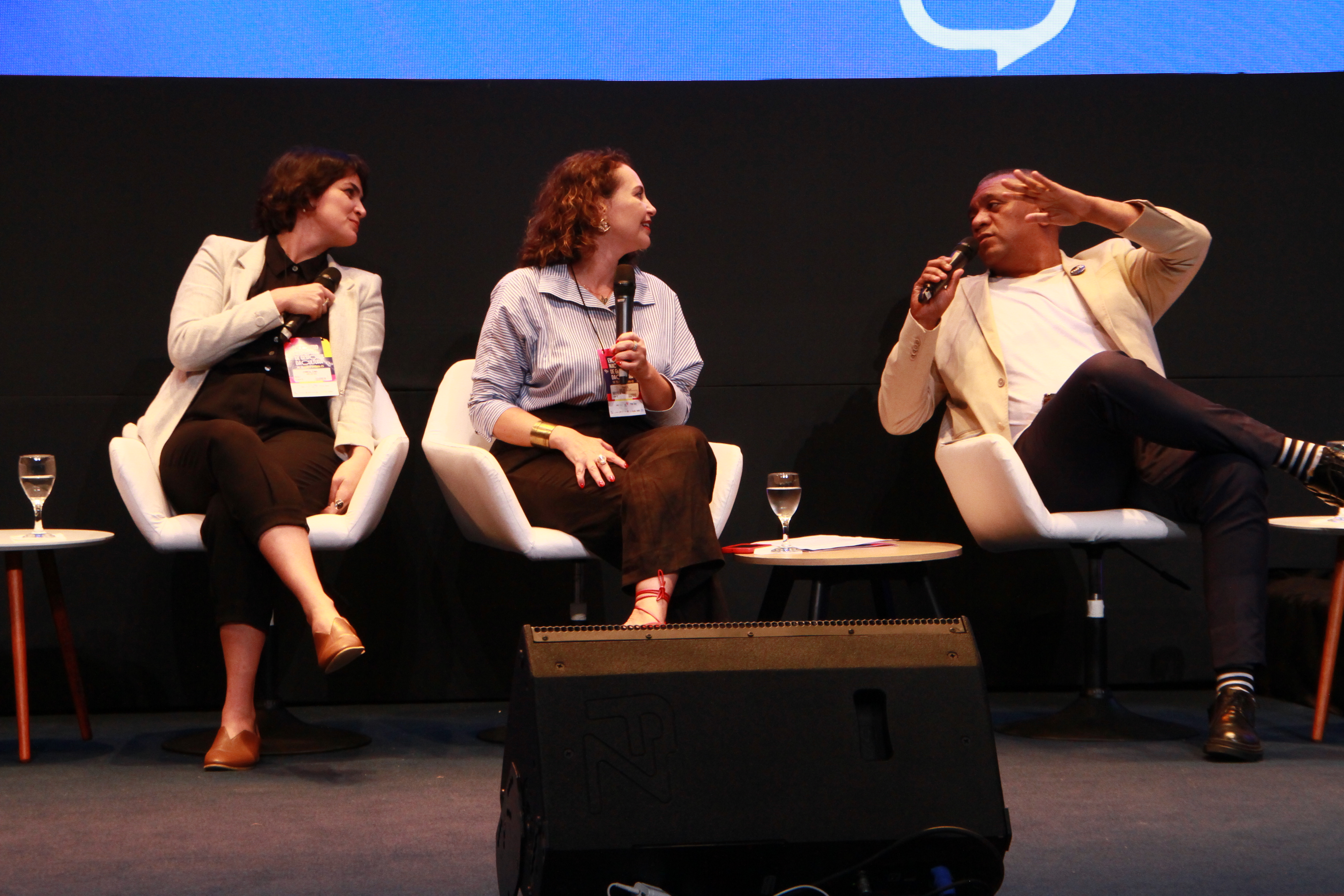 A subsecretária de Estado de Políticas Culturais da Secult, Carolina Ruas, a procuradora-geral de Viana, Thais Prata da Silva, e o presidente nacional da Cufa, Preto Zezé (Foto: Juliana Nobre)
