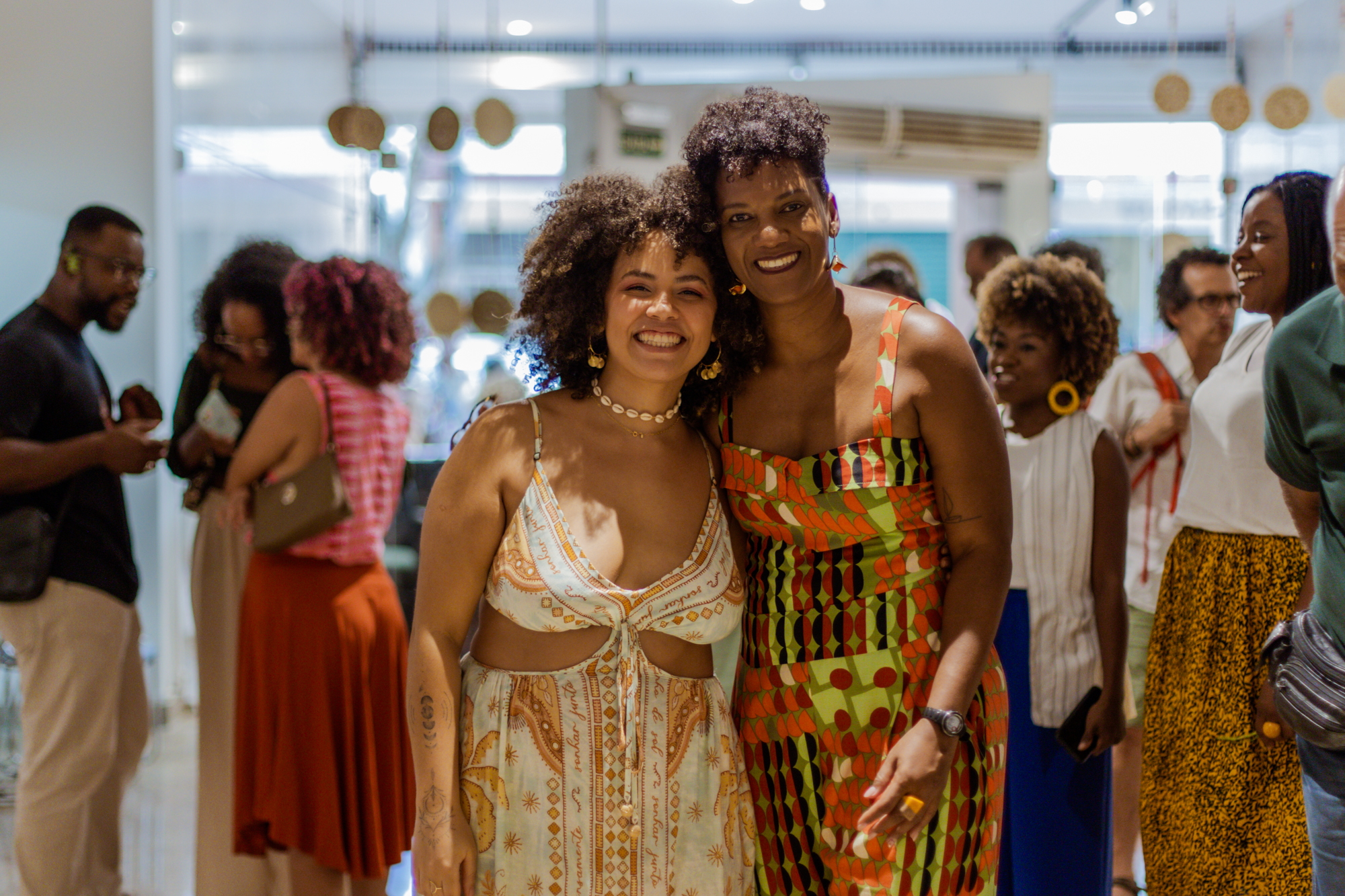Thais Gobbo e Marilene Pereira, curadoras da exposição (Foto: Julia Gobbo)