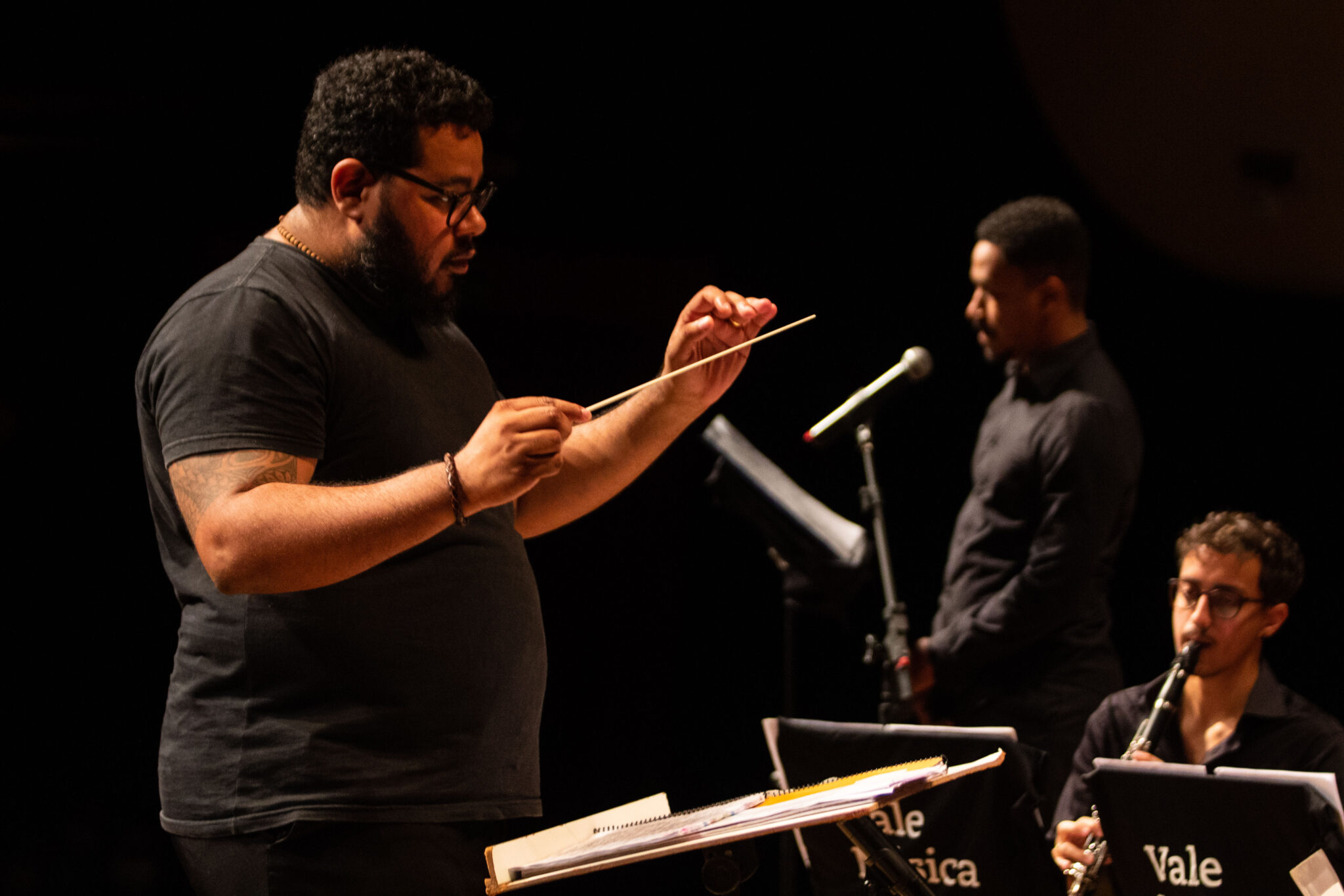 Maestro-Eduardo-Lucas-regendo-a-Banda-Sinfonica-Vale-Musica-Foto-Fabio-Prieto