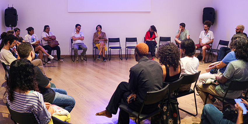 Roda de conversa realizada durante o lançamento do catálogo da exposição (Foto: Divulgação)