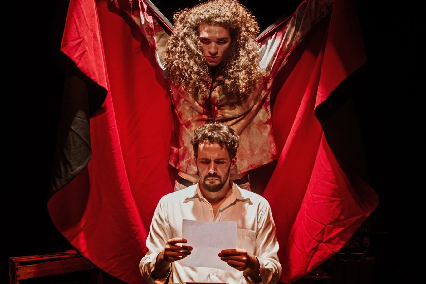 Os atores Max Goldner e Alex Bonini no espetáculo “Os Últimos Dias de Paupéria” (Foto: Divulgação)