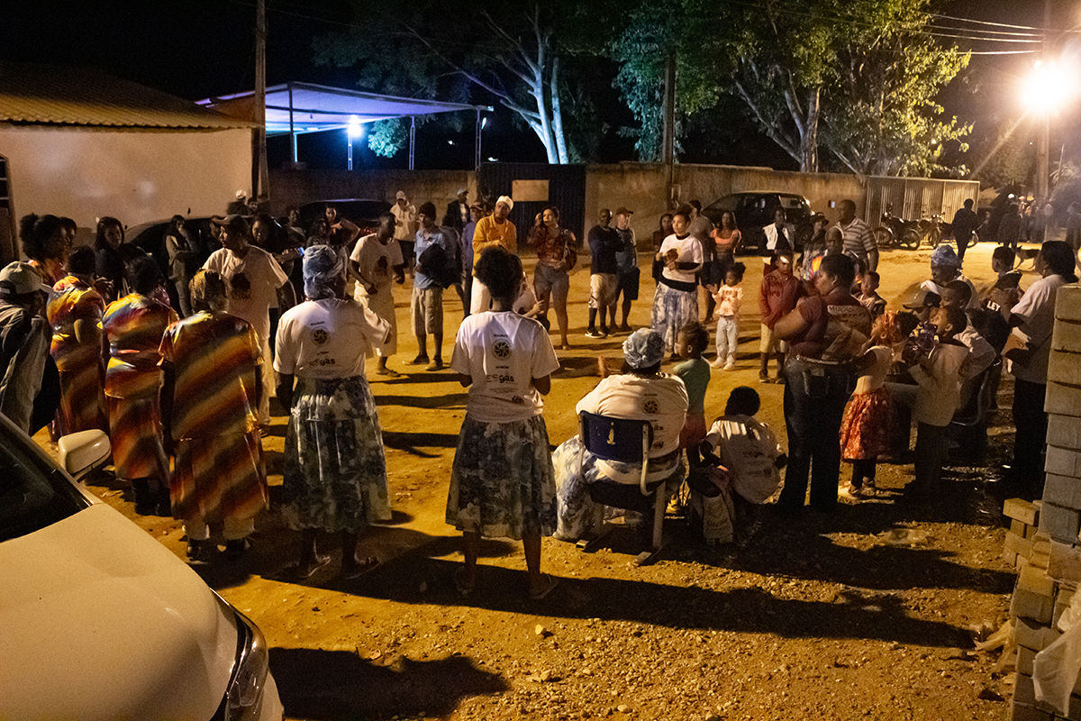 Por meio das rodas de caxambu, a transmissão dos saberes tradicionais é reforçada (Foto: Luan Volpato)