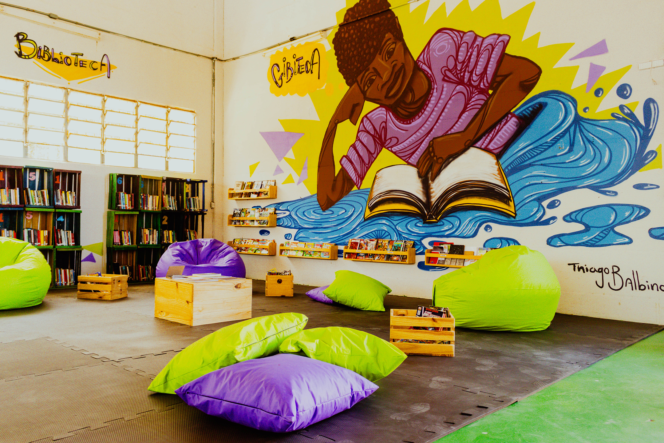 Painel com arte de Thiago Balbino em uma das 14 Gibitecas do projeto Narrativas Periféricas (Foto: Ana Luzes)