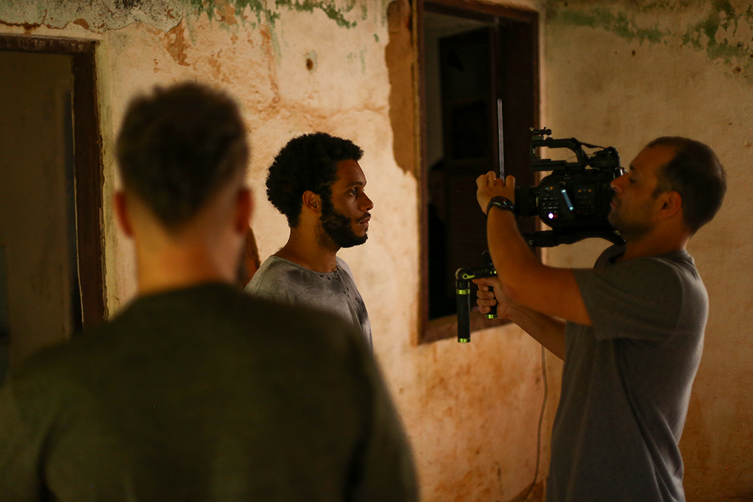 Gravação do videoclipe “Resvalo”, com participação do ator e performer Kaio Serafim (Foto: Vitor Santos)
