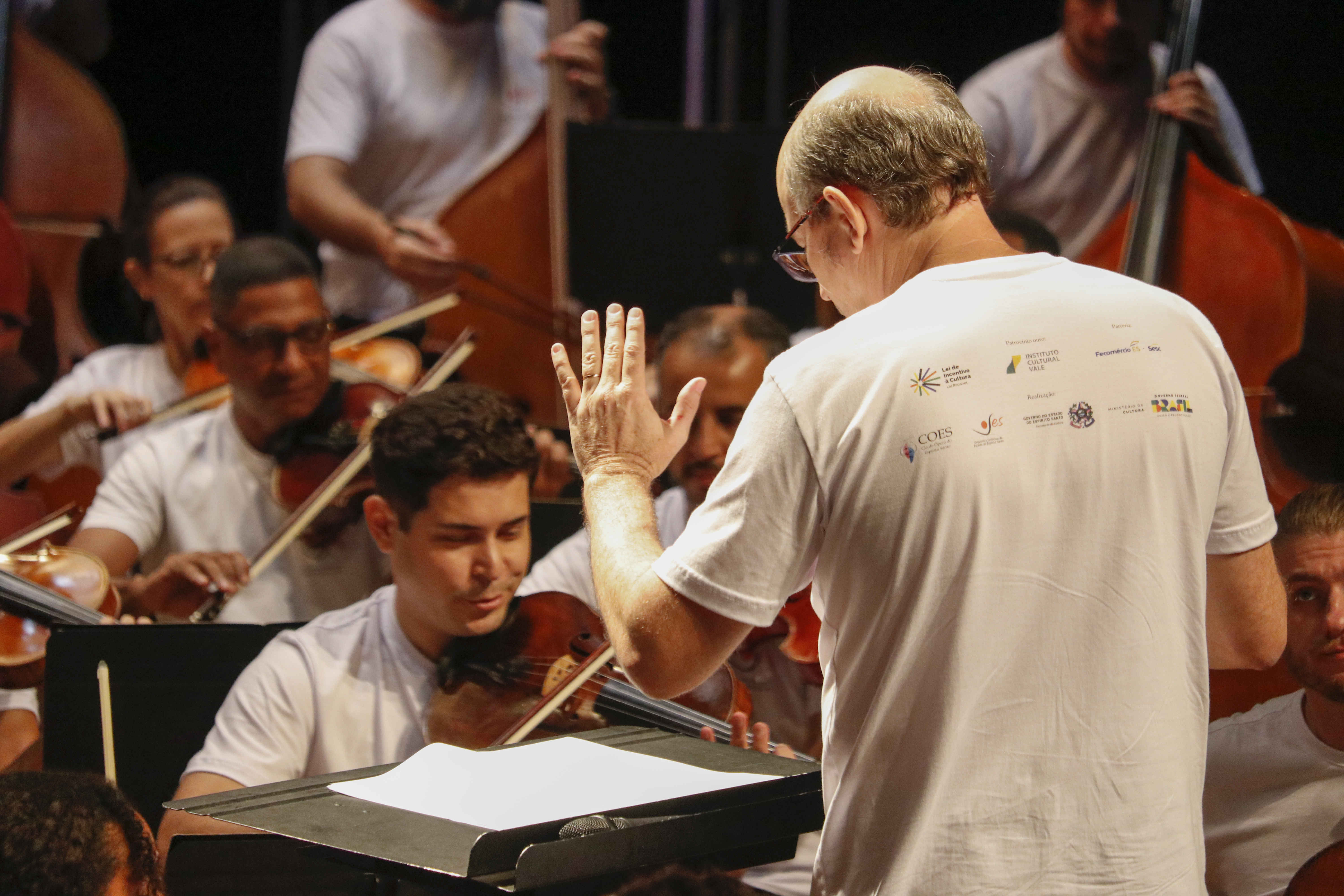 A regência do concerto é do maestro titular da Oses, Helder Trefzger (Foto: Lorenzo Savergnini)