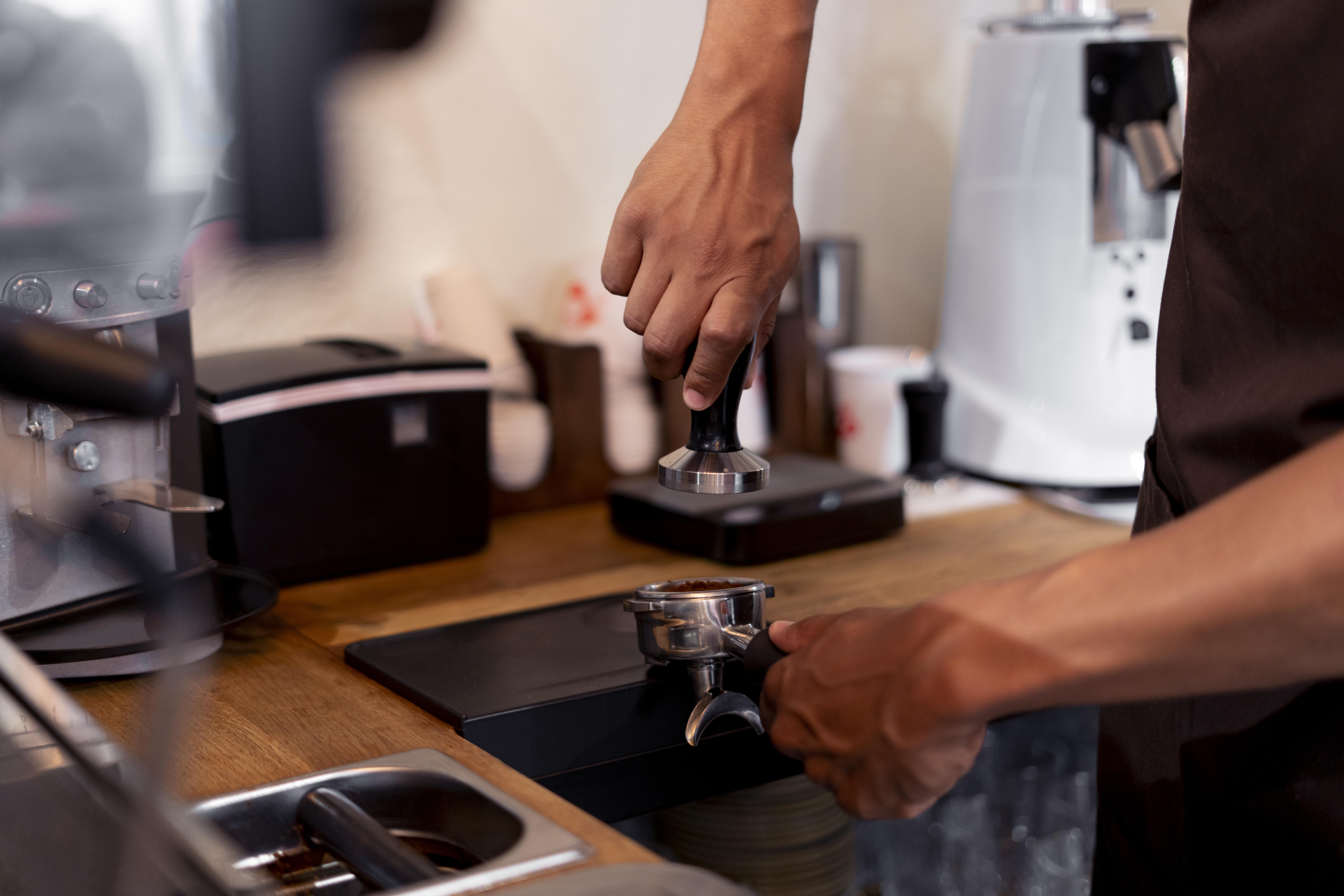 feche-as-maos-fazendo-cafe