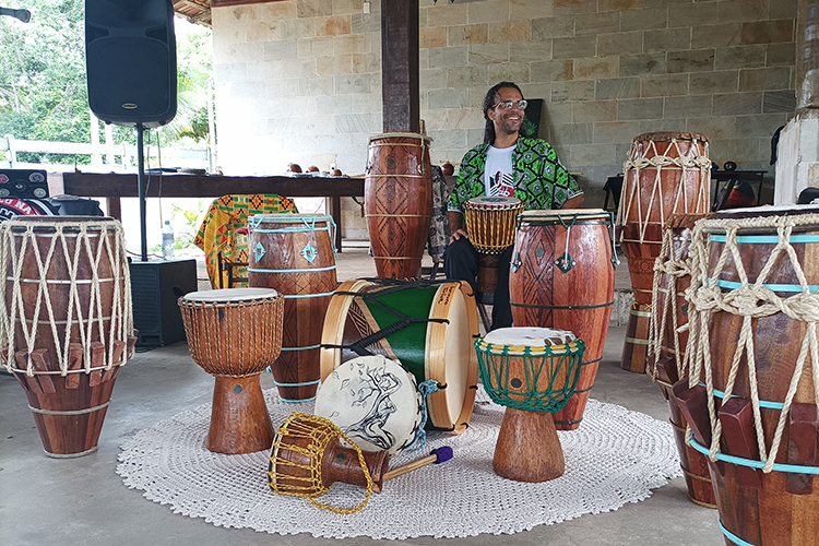 O projeto Tambores Esperança mantém vivos saberes e tradições culturais ancestrais (Foto: Divulgação)