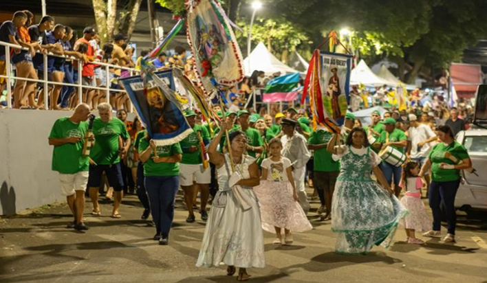 FOTO CORTEJO DAS BANDAS DE CONGO PELAS RUAS DE TIMBUÍ - FOTO ACERVO ABC FUNDÃO