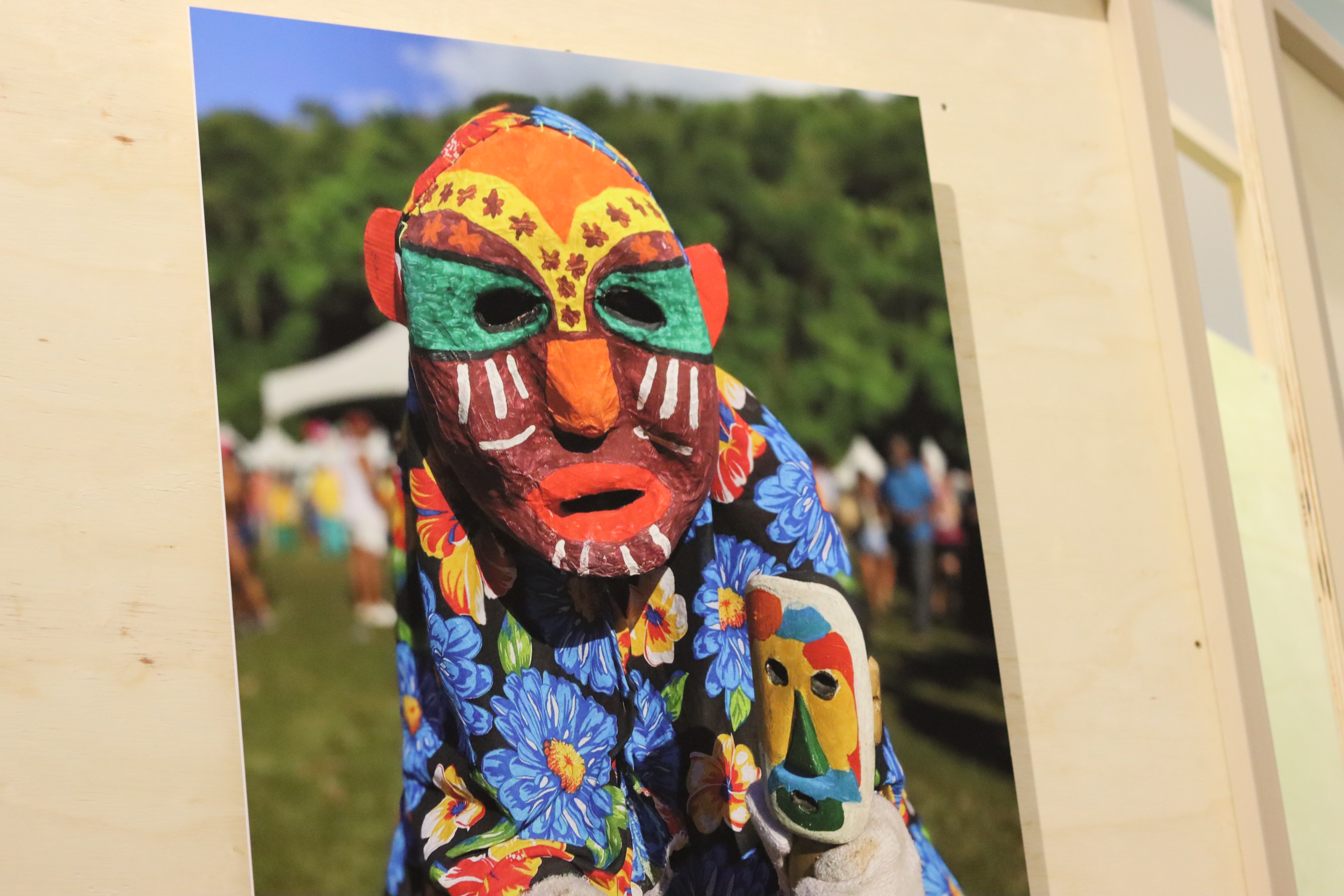 Obra 'Carnaval de Máscaras do Congo de Roda D'água' -  de Meuri Ribeiro - Foto_ Mari Magalhães 