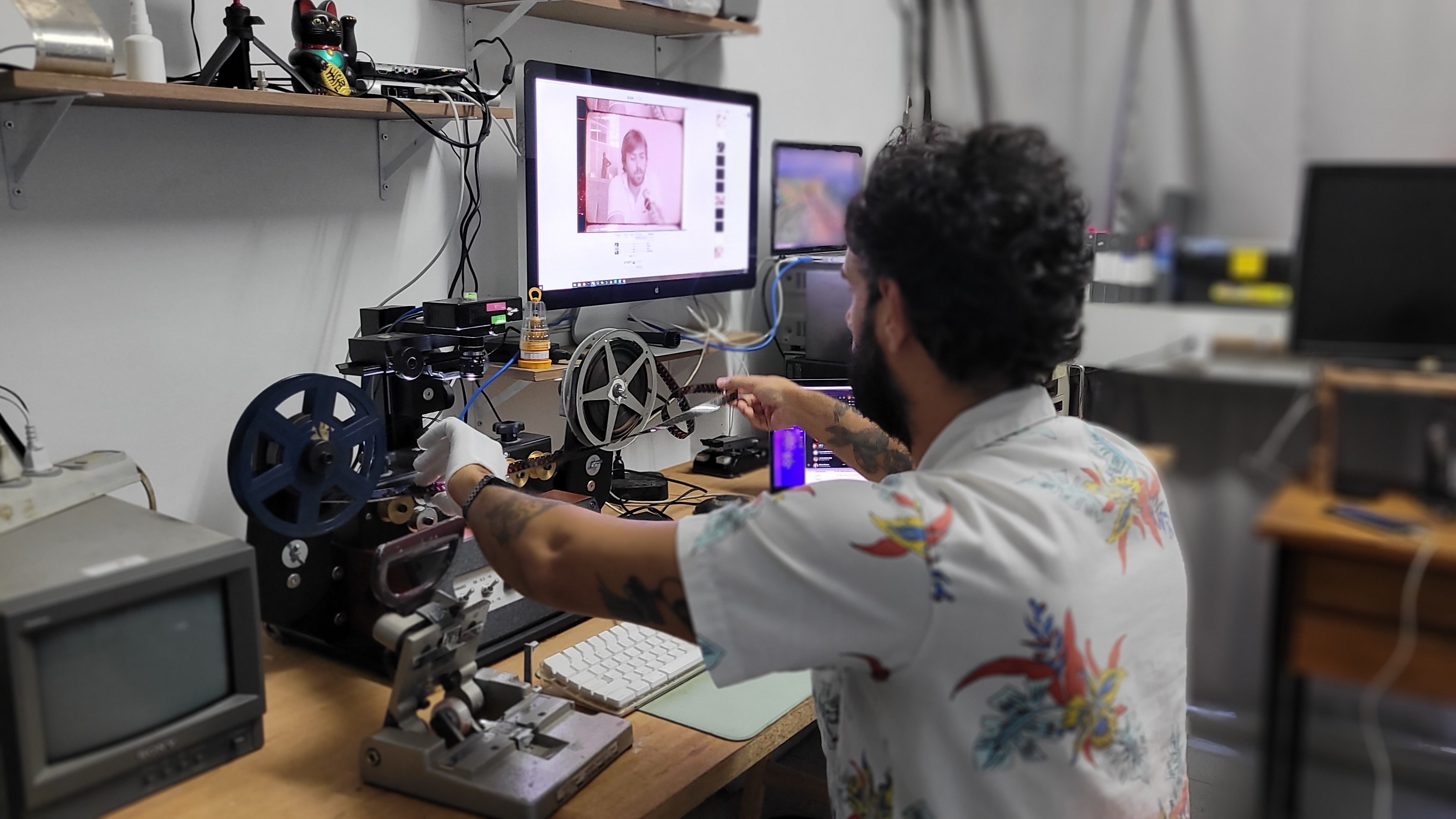 Supervisor técnico realizando escaneamento de um rolo 16mm (1)