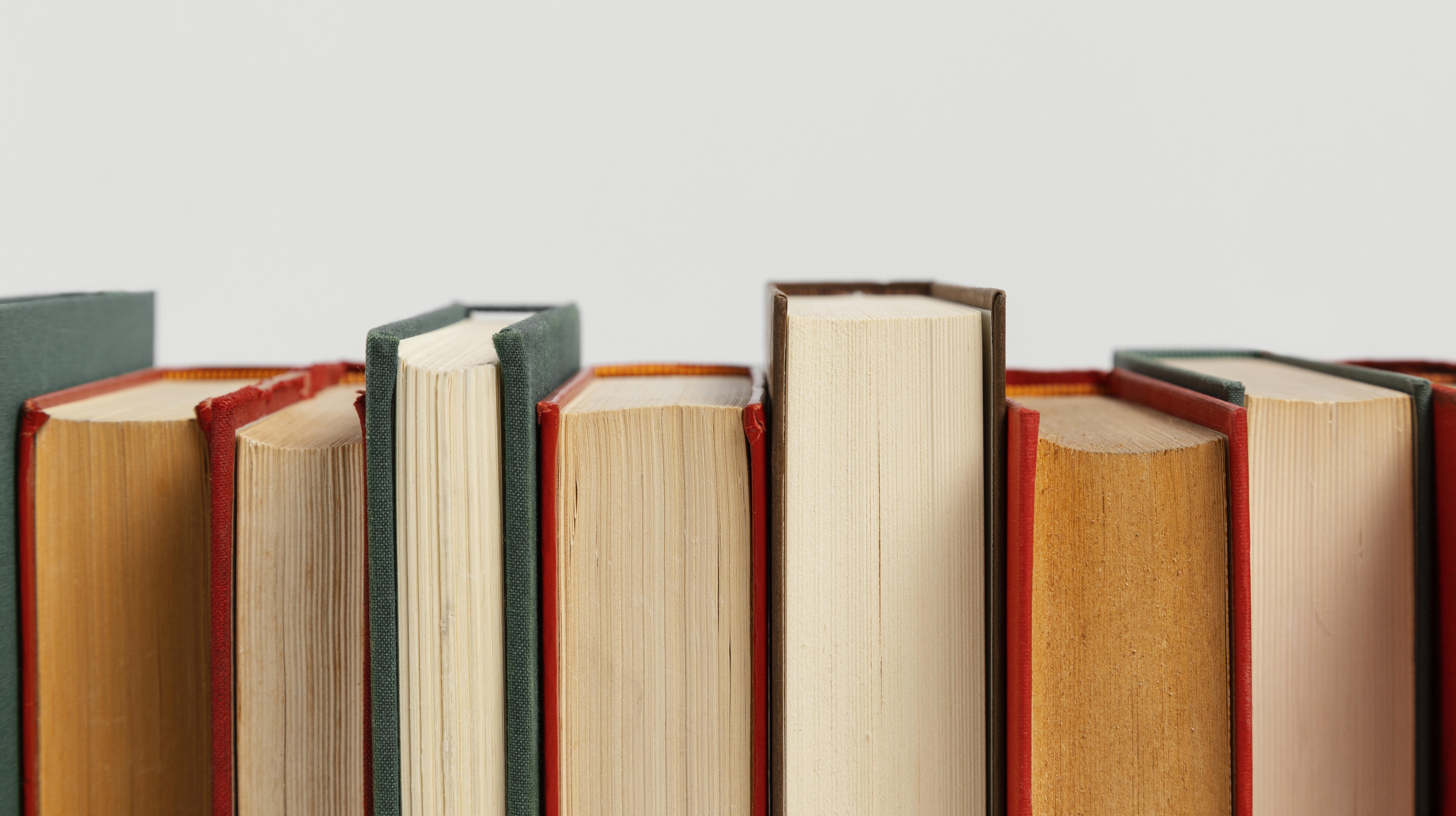 arranjo-de-livros-antigos-com-espaco-de-copia-1