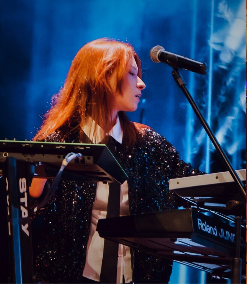 A tecladista Thaysa Pizzolato participa do Festival Música Transforma, em Brasília.