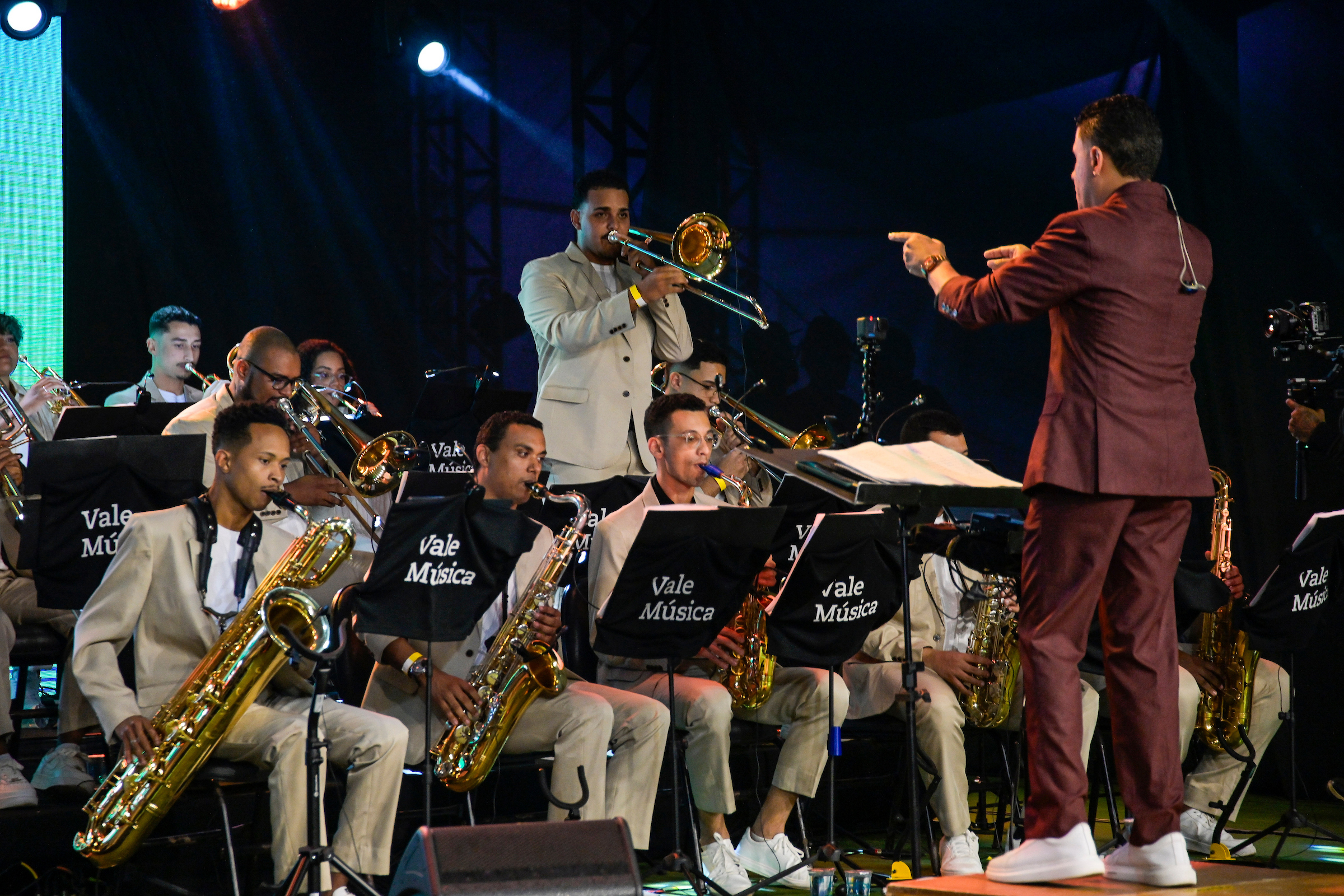 vale-musica-jazz-band-com-regencia-do-maestro-tiago-veloso-foto-gabriel-lordello-mosaico-imagem-jpg-3.jpg